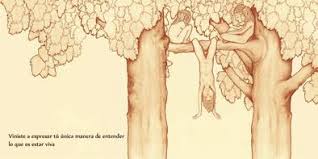 En la ilustración sale una niña columpiándose con sus piernas en una rama de un árbol, su cabeza está hacia abajo.