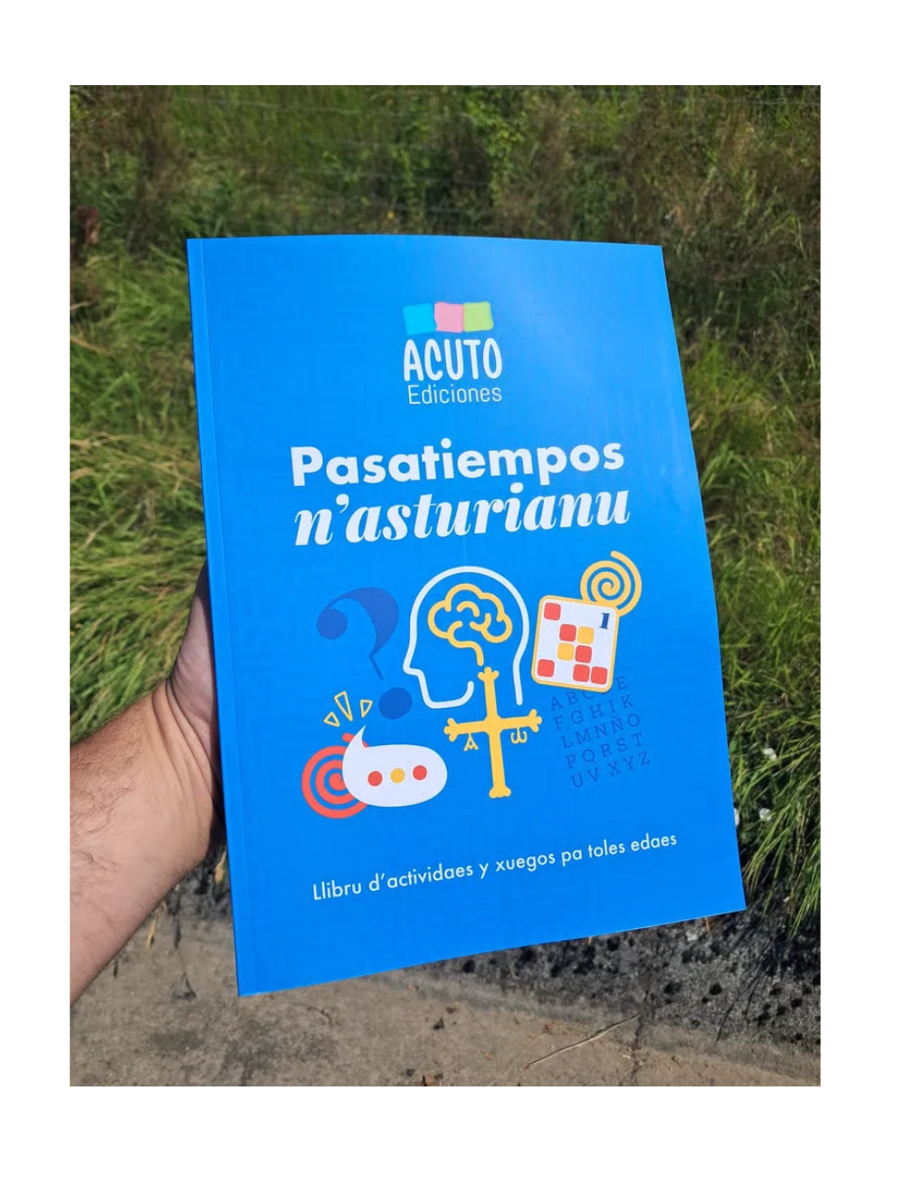 Llibru de pasatiempos n’asturianu