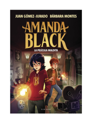 Amanda Black y un chico en una habitación a oscuras con linternas